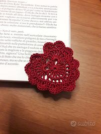 Cuore segnalibro fatto a mano ad uncinetto