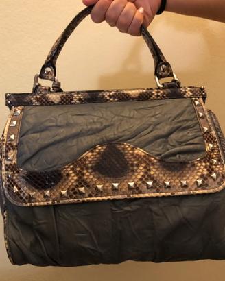 Borsa in morbida pelle grigia
