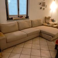 divano 4 posti  chaise-longue modello Kivik Ikea.