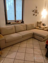 divano 4 posti  chaise-longue modello Kivik Ikea.