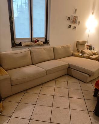 divano 4 posti  chaise-longue modello Kivik Ikea.