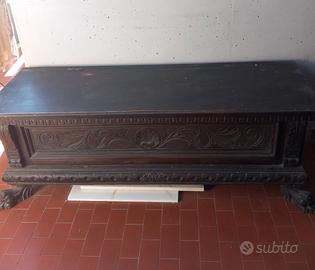 Panca e attaccapanni di legno