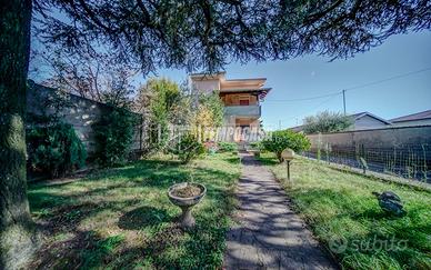 VILLA SINGOLA CON AMPIO GIARDINO - INDIPENDENZA E