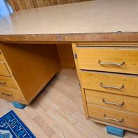 Scrivania in legno anni '70 con otto cassetti