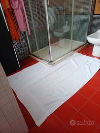 Tappeto bagno angolare 100x147, adattato a mano.