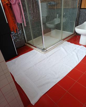 Tappeto bagno angolare 100x147, adattato a mano.