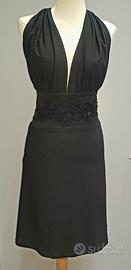 vestito nero con decorazioni 