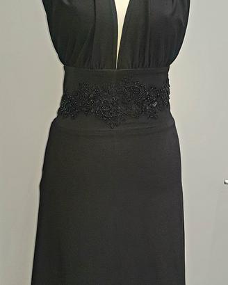 vestito nero con decorazioni 