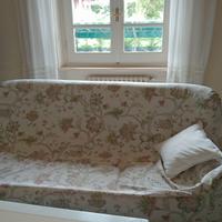 Divano e poltrone in legno e pelle