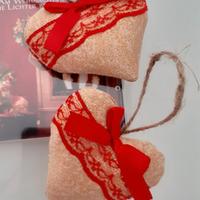 Decorazioni natalizie 2 cuori oro e pizzo rosso