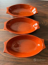 Tre pirofile ovali in terracotta.