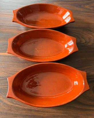 Tre pirofile ovali in terracotta.