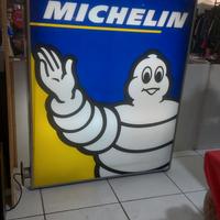 Insegna bifacciale Michelin illuminata
