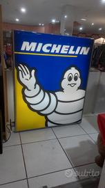 Insegna bifacciale Michelin illuminata