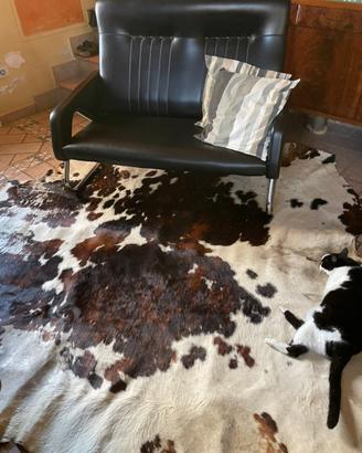 Arredo Anni 60/70 divano e tappeto mucca