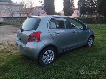 Toyota Yaris 
1.0 ok neopatentati 5 porte 
