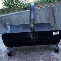 Elegante cesto portalegna in ferro battuto