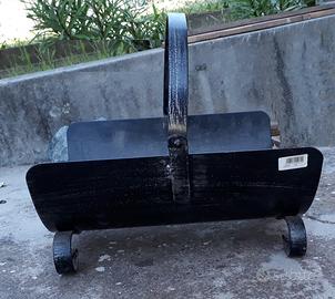 Elegante cesto portalegna in ferro battuto