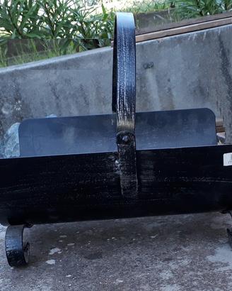 Elegante cesto portalegna in ferro battuto