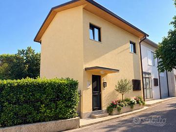 VILLETTA A SCHIERA BICAMERE CON GIARDINO - A DU...