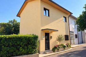 VILLETTA A SCHIERA BICAMERE CON GIARDINO - A DU...