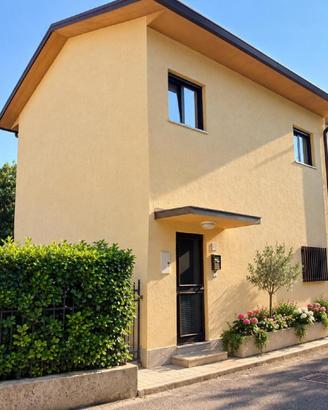 VILLETTA A SCHIERA BICAMERE CON GIARDINO - A DU...