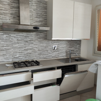 Cucina con elettrodomestici