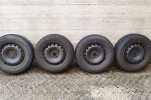 Pneumatici invernali Falken con cerchio in lamiera