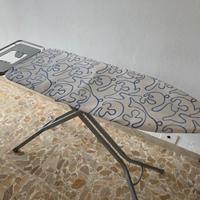 Asse da stiro pieghevole con poggiaferro