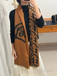 Stola double Fendi, colori nero e cammello