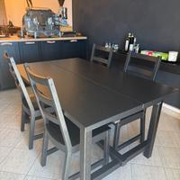 Tavolo nero allungabile con sedie