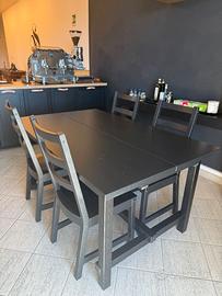 Tavolo nero allungabile con sedie