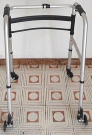 Deambulatore pieghevole per anziani