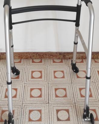 Deambulatore pieghevole per anziani