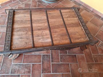 Tavolo etnico con inserti di pregio