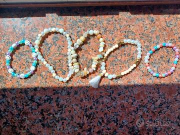 Bracciali di perline colorate e pietrine. 
