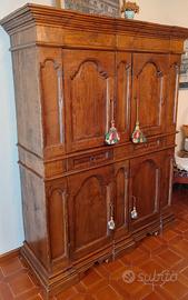 Credenza Antica Restaurata con Scomparti Segreti