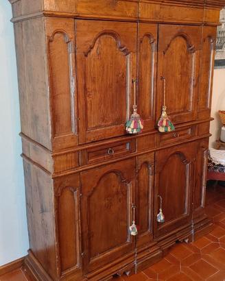 Credenza Antica Restaurata con Scomparti Segreti