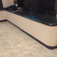 mobile in marmo con stufa a incasso 