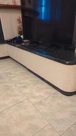 mobile in marmo con stufa a incasso 