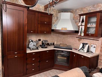 Mobile con cucina e tavolo