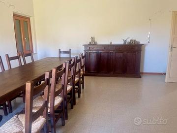 Tavolo in legno massello con 12 sedie. 