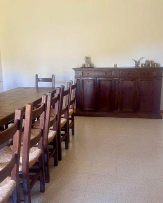 Tavolo in legno massello con 12 sedie. 