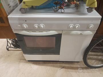 cucina con porta bombola