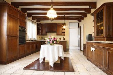 Villa di 260 m² con più di 5 locali e box auto dop
