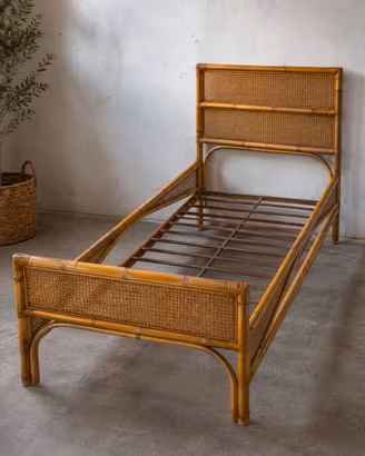 Due strutture letto in vimini e paglia viennese