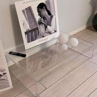 Tavolino da salotto in plexiglass trasparente