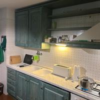 Cucina in legno con elettrodomestici