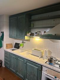 Cucina in legno con elettrodomestici