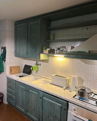 Cucina in legno con elettrodomestici